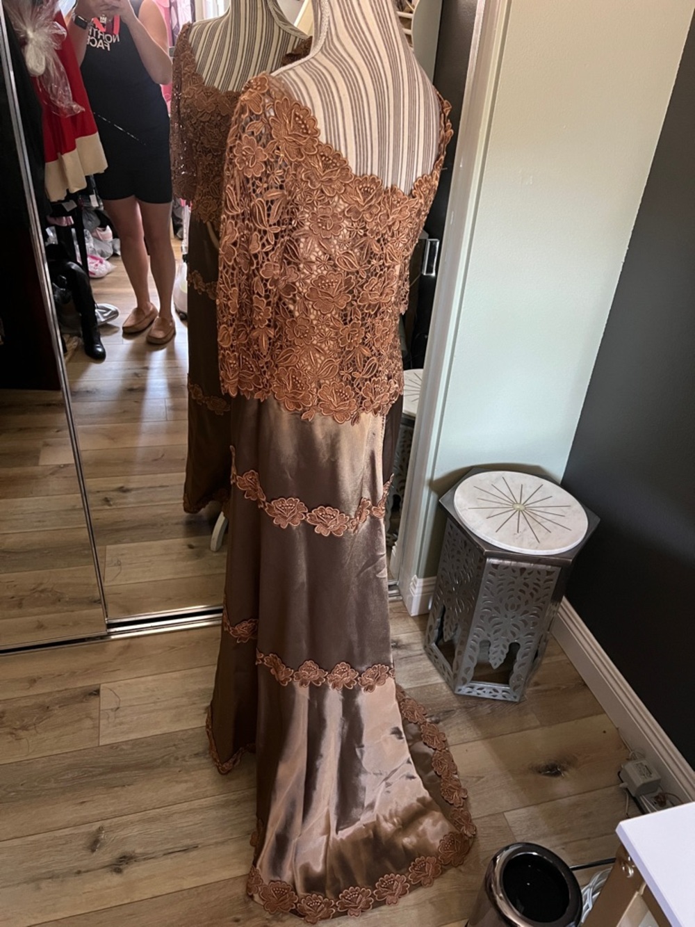 1 hour sale. Helen Morley, size 4, Copper-Tone Lace Appliqué Evening Gown, train - Picture 5 of 10